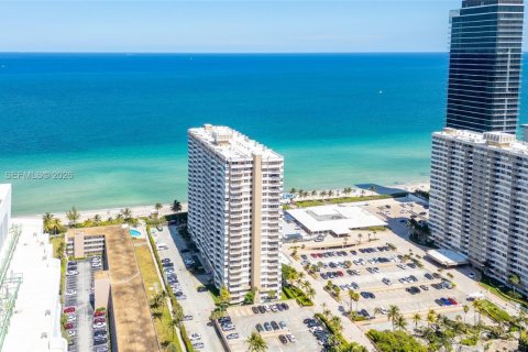 Condominio en venta en Hallandale Beach, Florida, 2 dormitorios, 124.49 m2 № 2020231 - foto 3