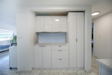 Condo in Hallandale Beach, Florida, 2 bedrooms  № 2020231 - photo 23
