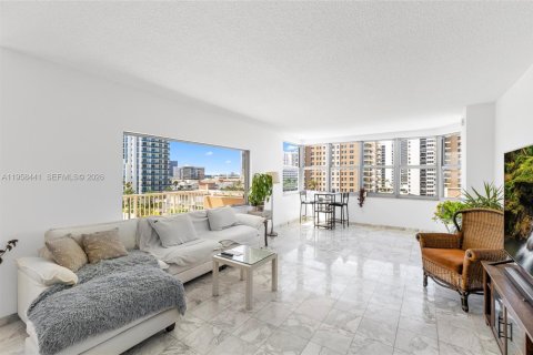 Condominio en venta en Hallandale Beach, Florida, 2 dormitorios, 124.49 m2 № 2020231 - foto 10