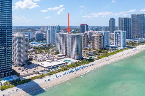 Condominio en venta en Hallandale Beach, Florida, 2 dormitorios, 124.49 m2 № 2020231 - foto 2