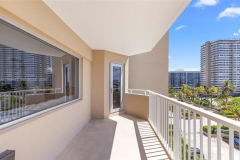 Condominio en venta en Hallandale Beach, Florida, 2 dormitorios, 124.49 m2 № 2020231 - foto 18