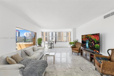 Condominio en venta en Hallandale Beach, Florida, 2 dormitorios, 124.49 m2 № 2020231 - foto 11