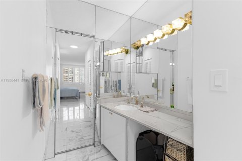 Condominio en venta en Hallandale Beach, Florida, 2 dormitorios, 124.49 m2 № 2020231 - foto 15