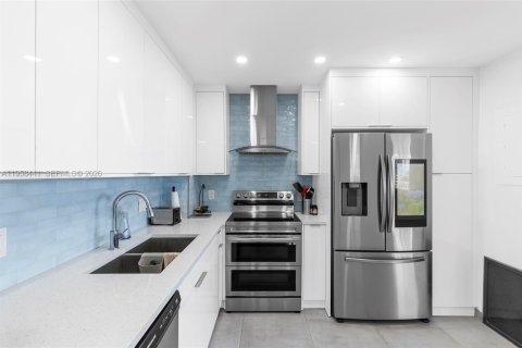 Condominio en venta en Hallandale Beach, Florida, 2 dormitorios, 124.49 m2 № 2020231 - foto 4