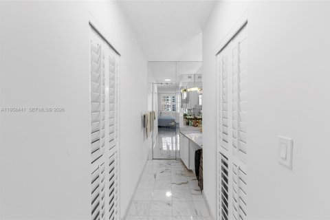 Condominio en venta en Hallandale Beach, Florida, 2 dormitorios, 124.49 m2 № 2020231 - foto 14