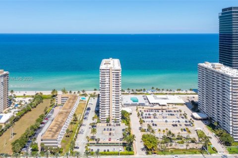 Condominio en Hallandale Beach, Florida, 2 dormitorios  № 2020231