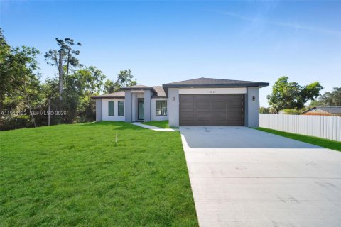 House in Lehigh Acres, Florida 3 bedrooms, 151.9 sq.m. № 2000891