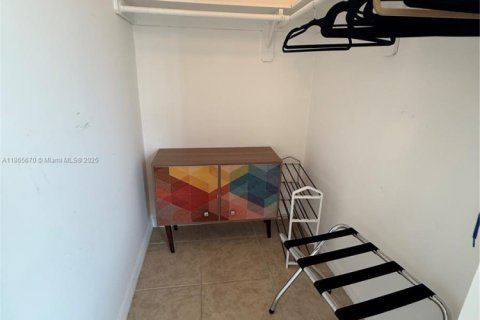 Condominio en alquiler en Miami, Florida, 2 dormitorios, 7543.29 m2 № 1979265 - foto 7