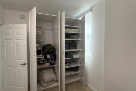 Condominio en alquiler en Miami, Florida, 2 dormitorios, 7543.29 m2 № 1979265 - foto 10