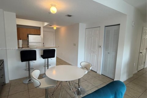 Condominio en alquiler en Miami, Florida, 2 dormitorios, 7543.29 m2 № 1979265 - foto 15