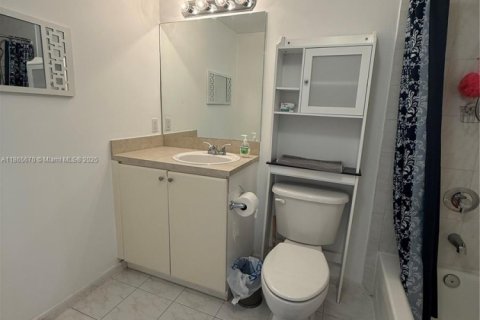 Condominio en alquiler en Miami, Florida, 2 dormitorios, 7543.29 m2 № 1979265 - foto 12