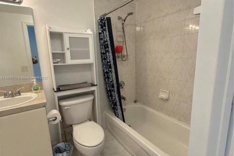 Condominio en alquiler en Miami, Florida, 2 dormitorios, 7543.29 m2 № 1979265 - foto 11