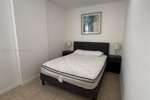 Condominio en alquiler en Miami, Florida, 2 dormitorios, 7543.29 m2 № 1979265 - foto 4