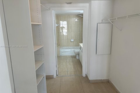 Condominio en alquiler en Miami, Florida, 2 dormitorios, 97.36 m2 № 1987230 - foto 19