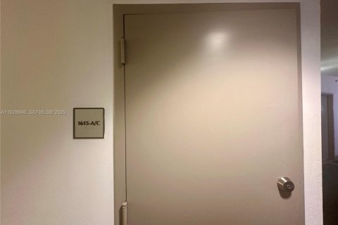 Condominio en alquiler en Miami, Florida, 2 dormitorios, 97.36 m2 № 1987230 - foto 4