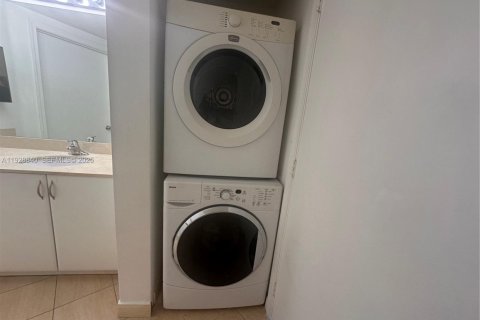 Condominio en alquiler en Miami, Florida, 2 dormitorios, 97.36 m2 № 1987230 - foto 13