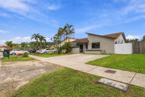 Villa ou maison à vendre à Miami, Floride: 3 chambres, 138.15 m2 № 2397239 - photo 2