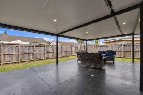 Villa ou maison à vendre à Miami, Floride: 3 chambres, 138.15 m2 № 2397239 - photo 22
