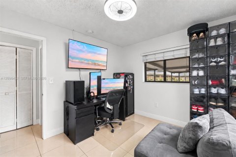 Villa ou maison à vendre à Miami, Floride: 3 chambres, 138.15 m2 № 2397239 - photo 17
