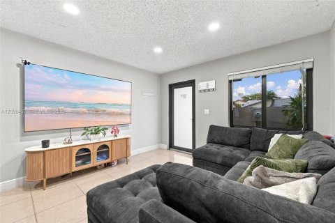 Villa ou maison à vendre à Miami, Floride: 3 chambres, 138.15 m2 № 2397239 - photo 4