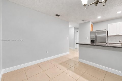 Villa ou maison à vendre à Miami, Floride: 3 chambres, 138.15 m2 № 2397239 - photo 13