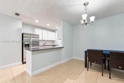Villa ou maison à vendre à Miami, Floride: 3 chambres, 138.15 m2 № 2397239 - photo 12