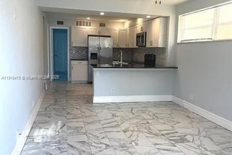 Villa ou maison à louer à Lantana, Floride: 2 chambres, 89.56 m2 № 1971120 - photo 2