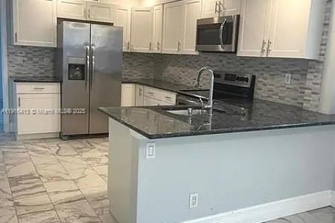 Villa ou maison à louer à Lantana, Floride: 2 chambres, 89.56 m2 № 1971120 - photo 3