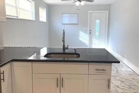 Villa ou maison à louer à Lantana, Floride: 2 chambres, 89.56 m2 № 1971120 - photo 7