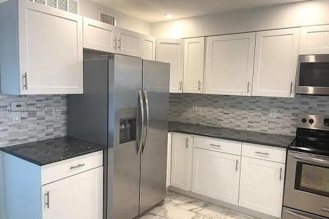 Villa ou maison à louer à Lantana, Floride: 2 chambres, 89.56 m2 № 1971120 - photo 5