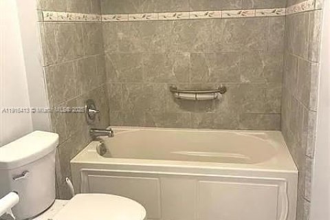 Villa ou maison à louer à Lantana, Floride: 2 chambres, 89.56 m2 № 1971120 - photo 10