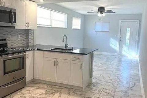 Villa ou maison à louer à Lantana, Floride: 2 chambres, 89.56 m2 № 1971120 - photo 6