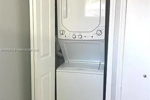 Villa ou maison à louer à Lantana, Floride: 2 chambres, 89.56 m2 № 1971120 - photo 11