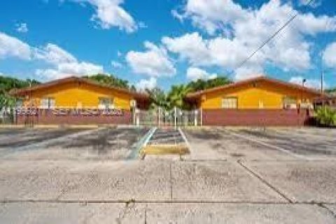 Propiedad comercial en Hallandale Beach, Florida № 2064039