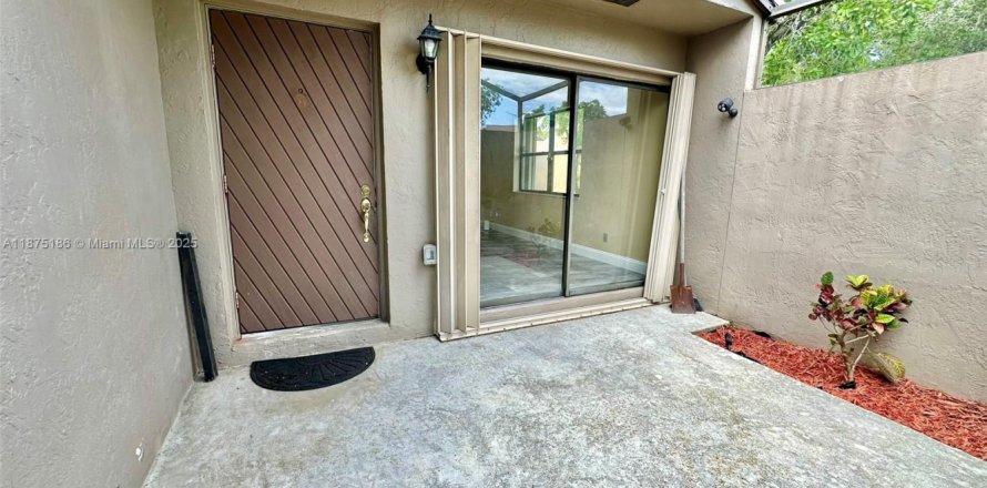 Adosado en Pembroke Pines, Florida 2 dormitorios, 127.09 m2 № 1922179