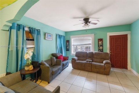 House in Miami, Florida 3 bedrooms, 147.06 sq.m. № 1938051 - photo 19