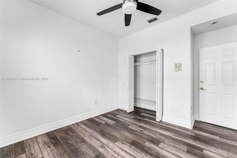 House in Miami, Florida 6 bedrooms, 487.09 sq.m. № 1823900 - photo 30
