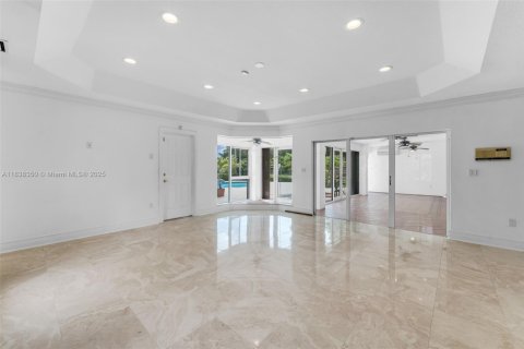 House in Miami, Florida 6 bedrooms, 487.09 sq.m. № 1823900 - photo 15