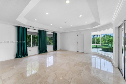 House in Miami, Florida 6 bedrooms, 487.09 sq.m. № 1823900 - photo 14
