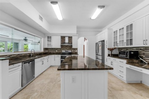 House in Miami, Florida 6 bedrooms, 487.09 sq.m. № 1823900 - photo 19