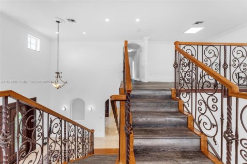 House in Miami, Florida 6 bedrooms, 487.09 sq.m. № 1823900 - photo 25