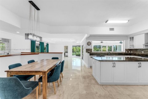 House in Miami, Florida 6 bedrooms, 487.09 sq.m. № 1823900 - photo 21