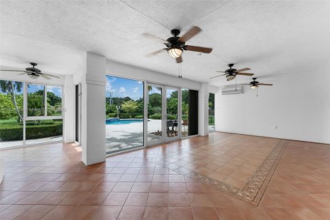 House in Miami, Florida 6 bedrooms, 487.09 sq.m. № 1823900 - photo 22