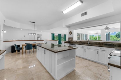 House in Miami, Florida 6 bedrooms, 487.09 sq.m. № 1823900 - photo 13