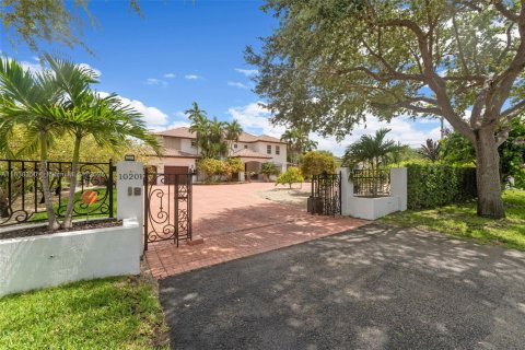 House in Miami, Florida 6 bedrooms, 487.09 sq.m. № 1823900 - photo 2