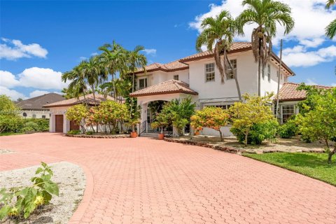 House in Miami, Florida 6 bedrooms, 487.09 sq.m. № 1823900 - photo 5