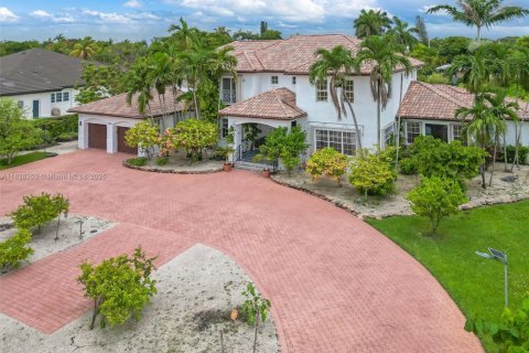House in Miami, Florida 6 bedrooms, 487.09 sq.m. № 1823900 - photo 1