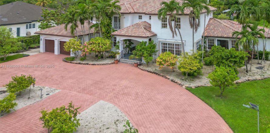 House in Miami, Florida 6 bedrooms, 487.09 sq.m. № 1823900