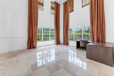 House in Miami, Florida 6 bedrooms, 487.09 sq.m. № 1823900 - photo 11