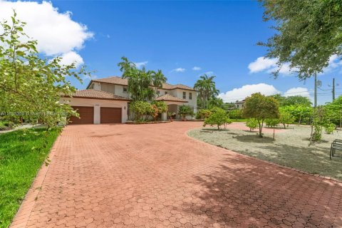 House in Miami, Florida 6 bedrooms, 487.09 sq.m. № 1823900 - photo 3
